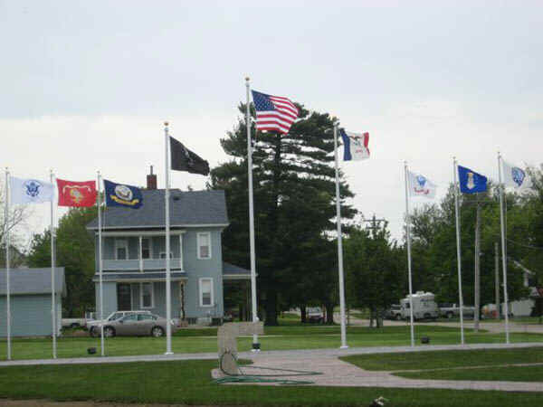 Monument Flags.jpg (61653 bytes)